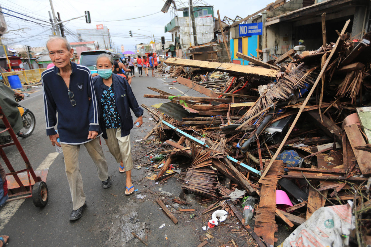 Aftermath of Typhoon Haiyan in the Philippines © Matimtiman / Greenpeace