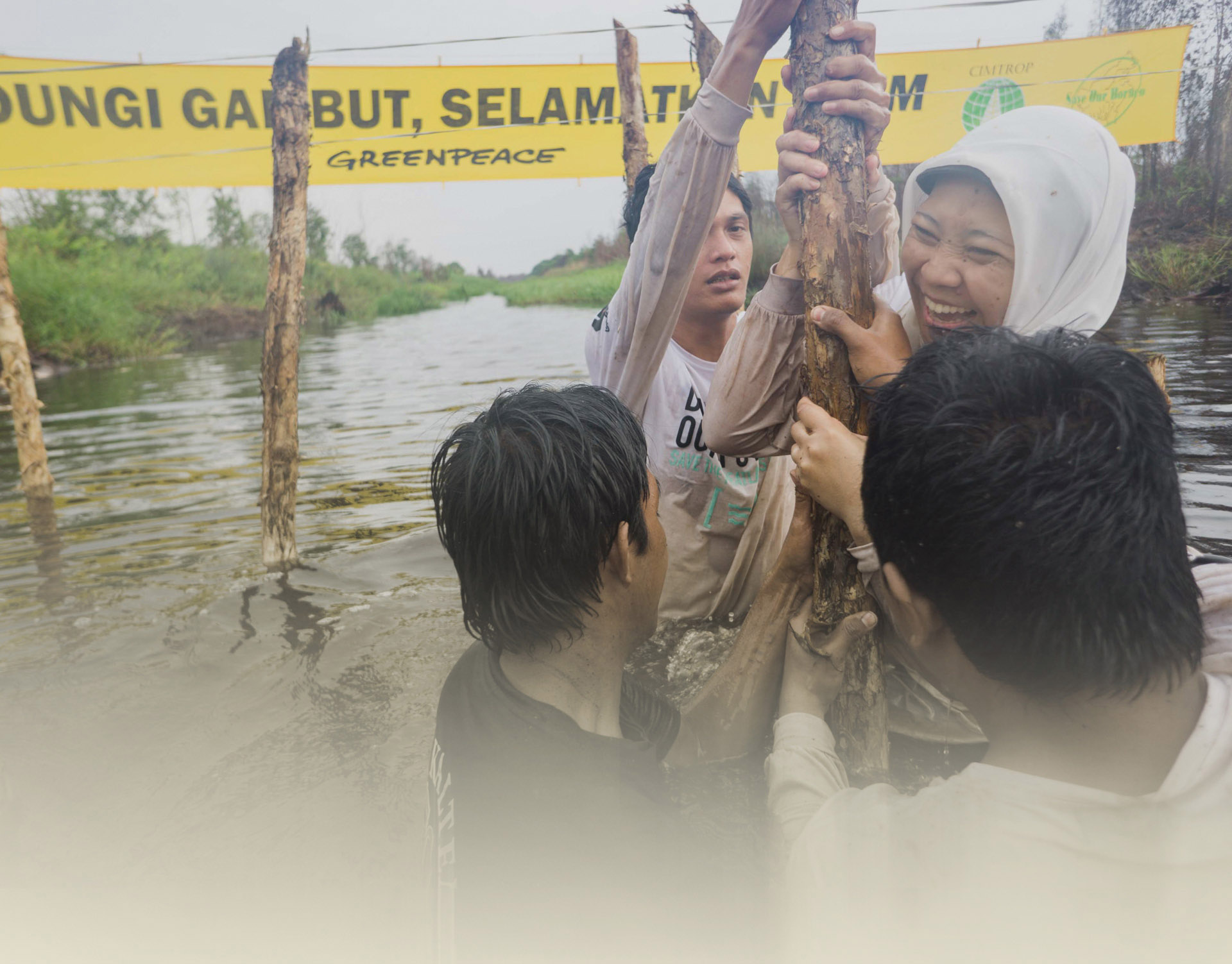Damming Activity in Central Kalimantan. © Ardiles Rante / Greenpeace