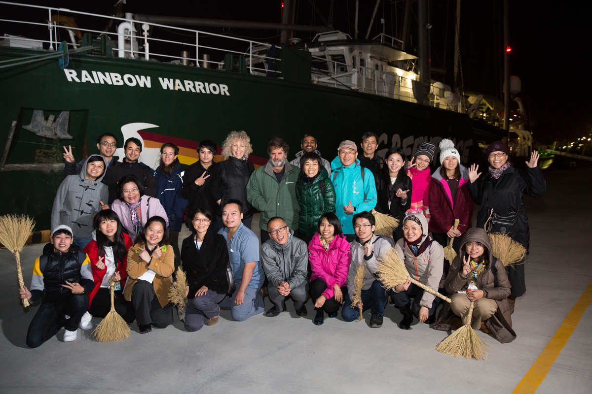 Rainbow warrior in Taiwan © Greenpeace / Emily Cheng