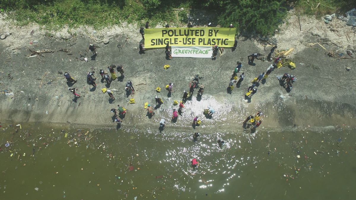 Freedom Island Waste Clean-up and Brand Audit in the Philippines © Enrico Empainado / Greenpeace