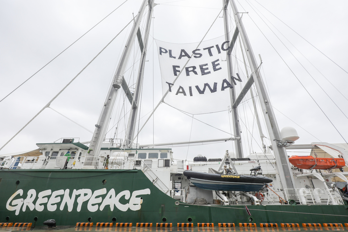 Rainbow Warrior in Taiwan: Open Boat in Keelung Port © Chong Kok Yew / Greenpeace