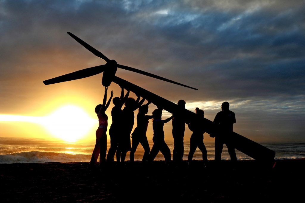 Raising a Wind Turbine in Durban. © Shayne Robinson / Greenpeace