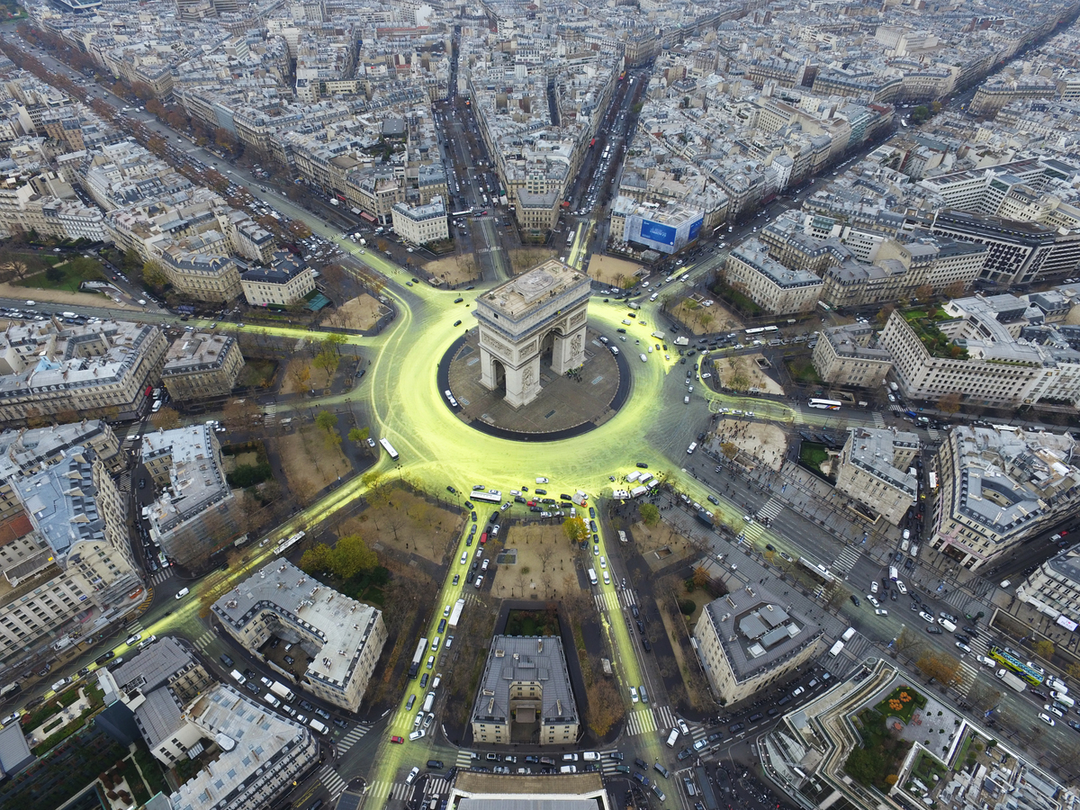 COP21: Arc de Triomphe Sun Action in Paris © Greenpeace