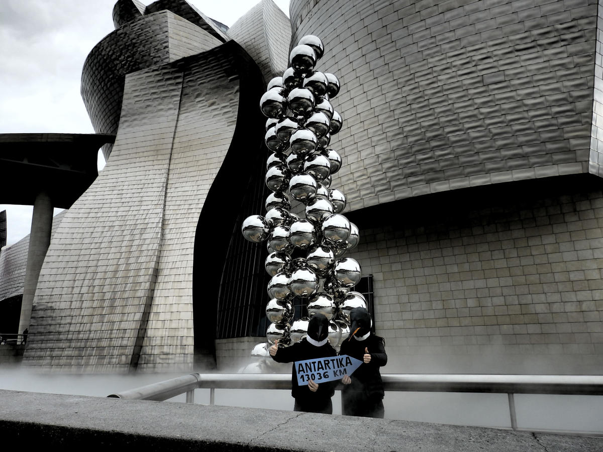 Rise of the Penguins at the Gugguenheim Bilbao © Greenpeace