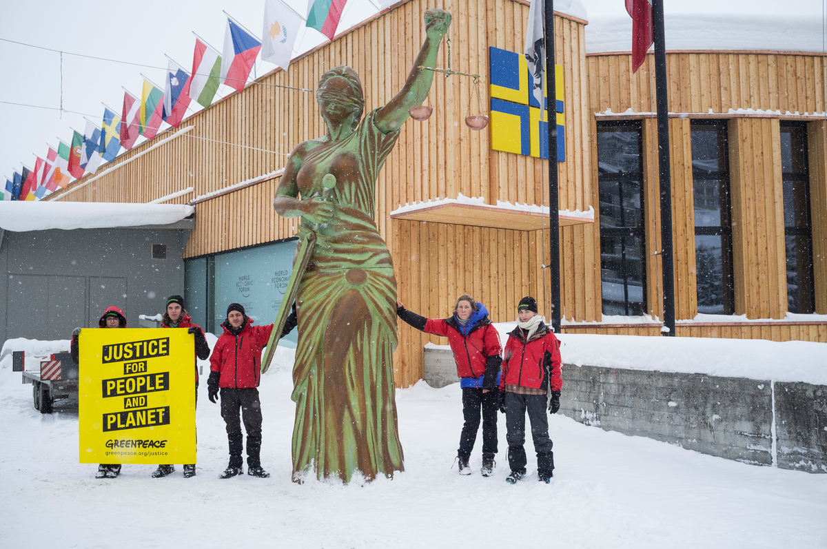 Statue of Justice Activity in Davos © Greenpeace / Ex-Press / Flurin Bertschinger