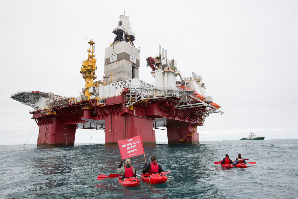 Arctic Sunrise Protests Arctic Oil Drilling in Barents Sea. © Nick Cobbing / Greenpeace
