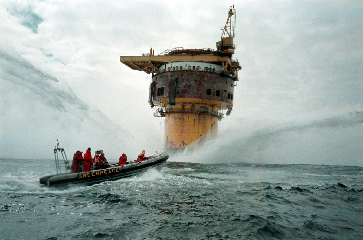 Action at Brent Spar Oil Rig in the North Sea © Greenpeace / David Sims