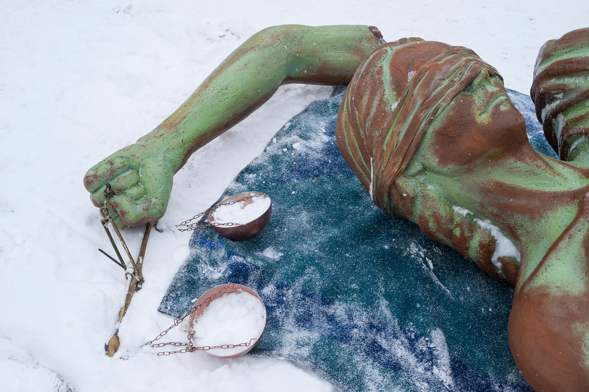 Statue of Justice Activity in Davos © Greenpeace / Ex-Press / Flurin Bertschinger