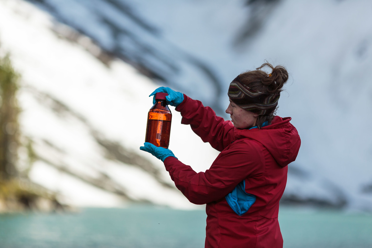 Water and snow samples taken at the Verhnemultinskoe Lake, Altai Mountains, in Russia © Roman Zaykovskiy / Greenpeace