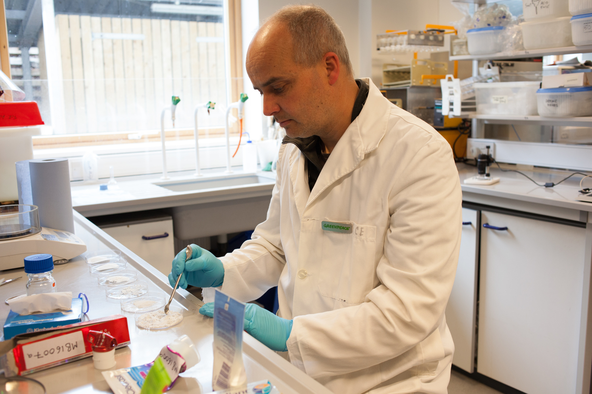 Dr David Santillo in Exeter Laboratory © Vanessa Miles / Greenpeace