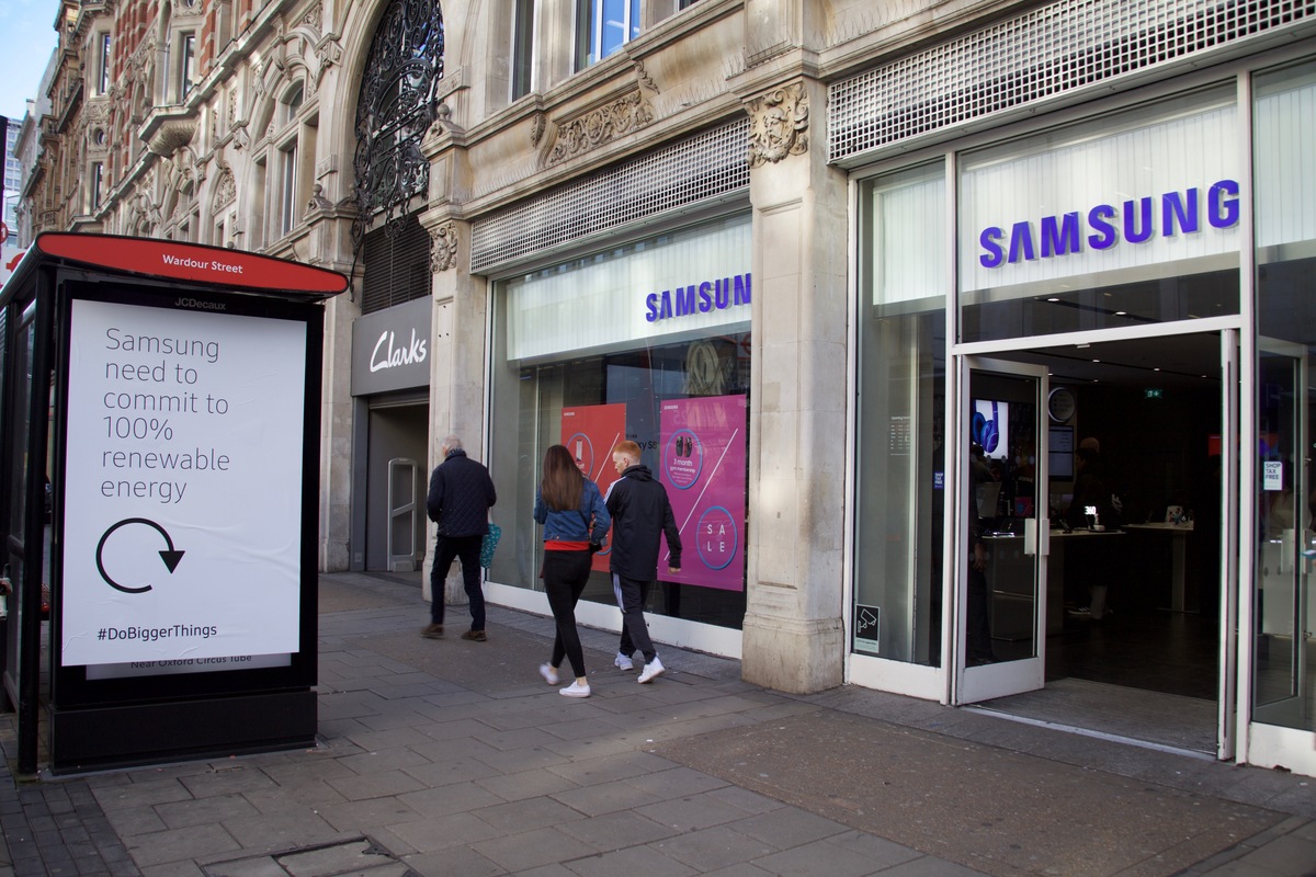 Samsung Flagship Store Action in London. © Greenpeace