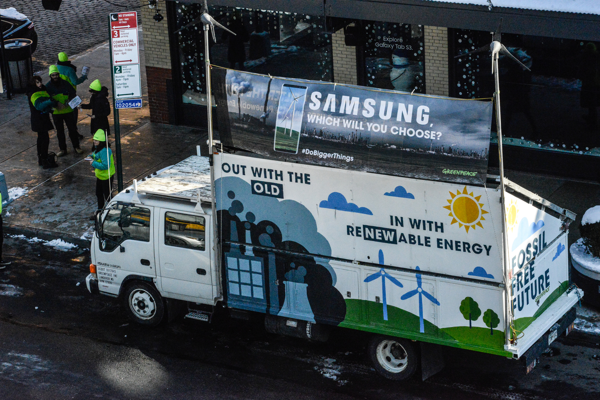 Samsung" Action in New York City © Stephanie Keith / Greenpeace