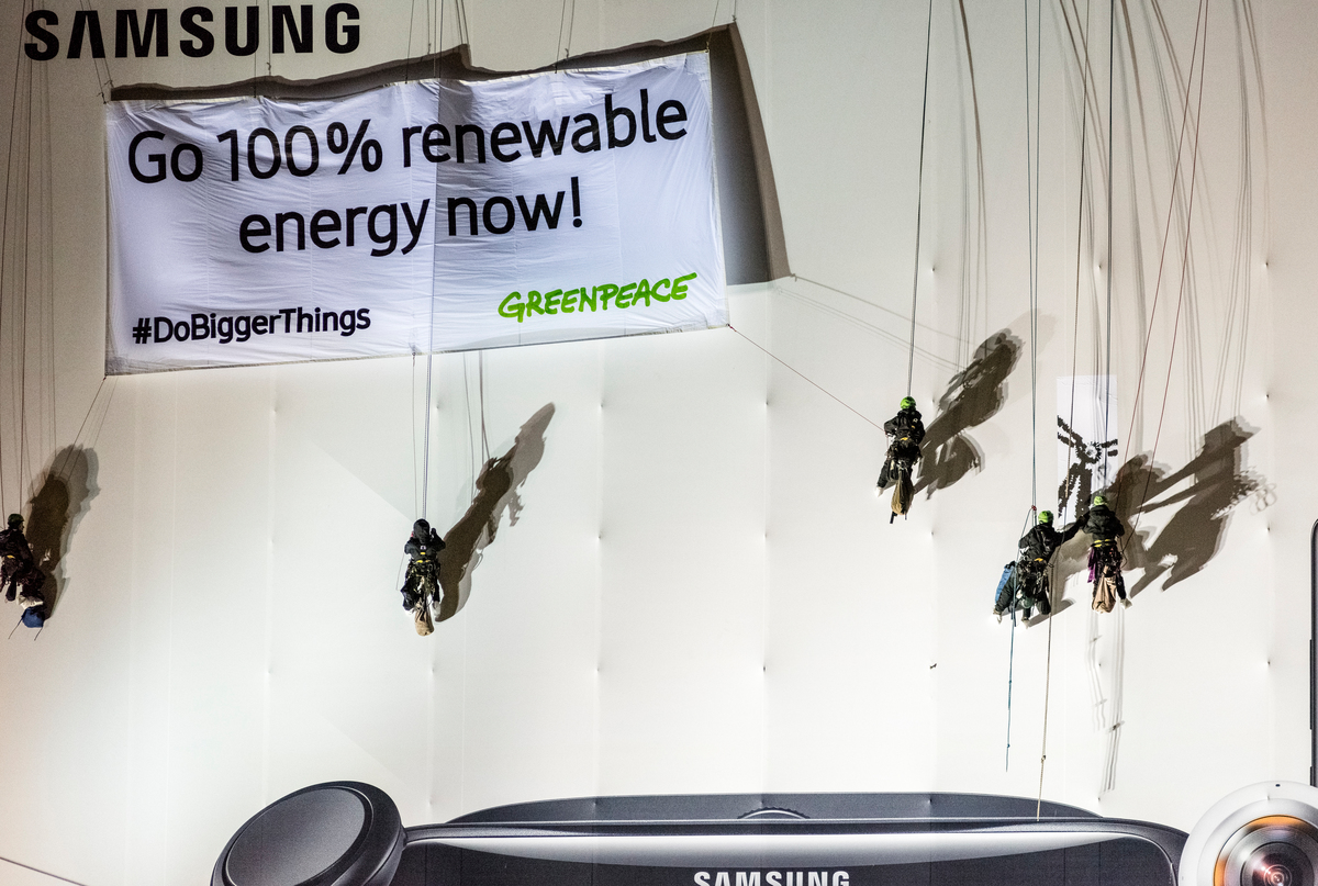 Protest in Berlin for Samsung to Commit to Clean Energy © Mike Schmidt / Greenpeace