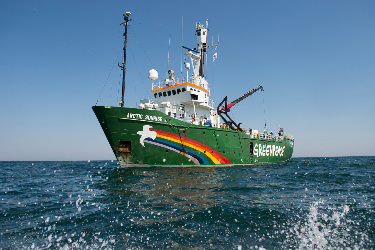 The Arctic Sunrise at sea © Bente Stachowske / Greenpeace