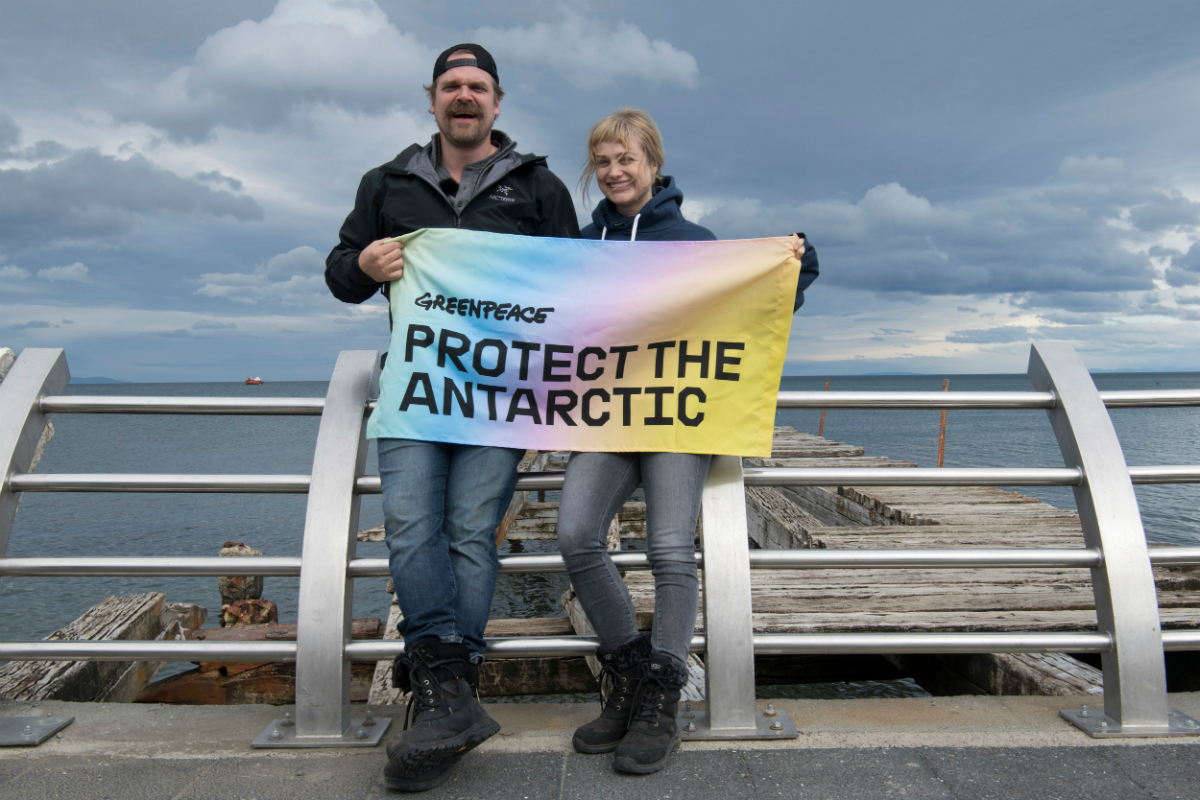 Alison Sudol and David Harbour with Greenpeace © Daniel Beltrá / Greenpeace