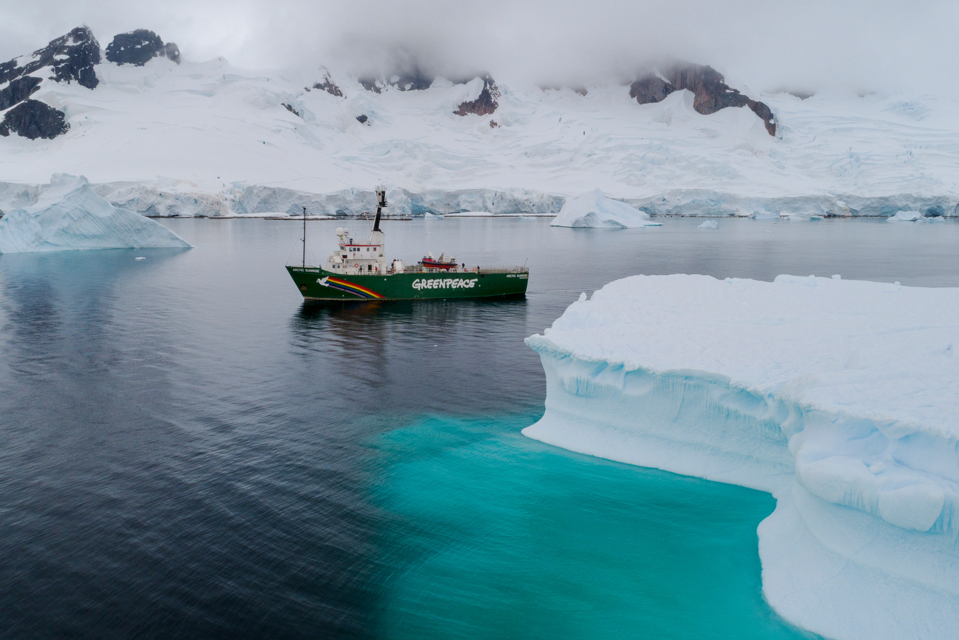 Arctic Sunrise in Charlotte Bay in the Antarctic © Christian Âslund / Greenpeace