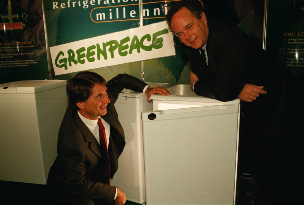 Peter Melchett (ED GP UK in 1998) and Malcolm Walker (Iceland Frozen Foods) with a GreenFreeze fridge © Greenpeace / Nick Cobbing