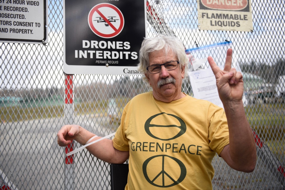 Greenpeace Founder Rex Wyler Holds Blockade Line at Kinder Morgan Site © Rogue Collective / Greenpeace