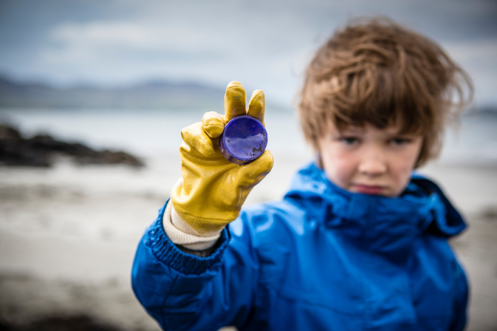 Kilninian Beach Clean-up Activity on Mull Island in Scotland © Will Rose / Greenpeace