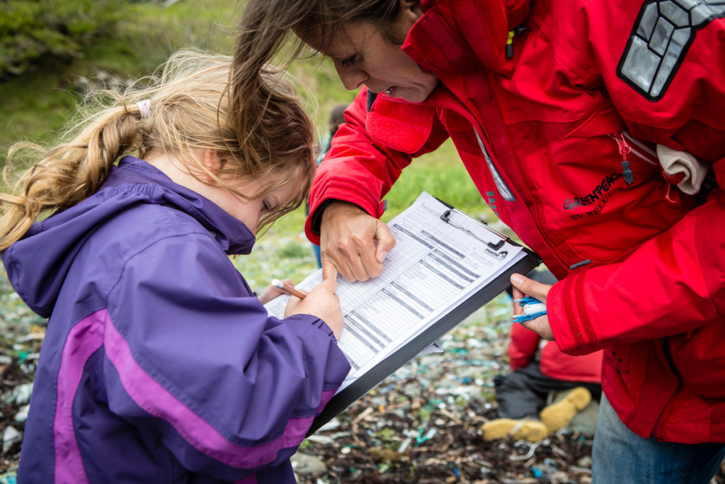 Kilninian Beach Clean-up Activity on Mull Island in Scotland © Will Rose / Greenpeace