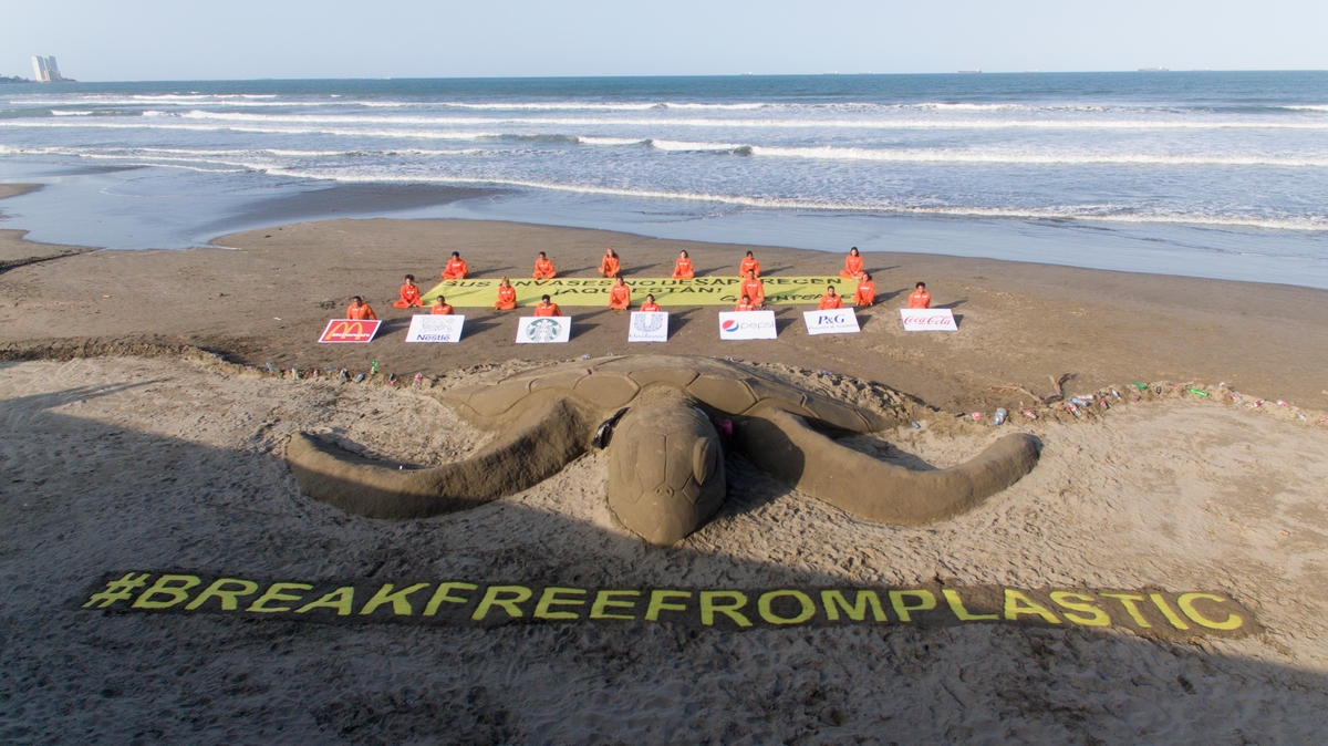 Earth Day Break Free from Plastics Action in Mexico © Oscar Martinez / Greenpeace