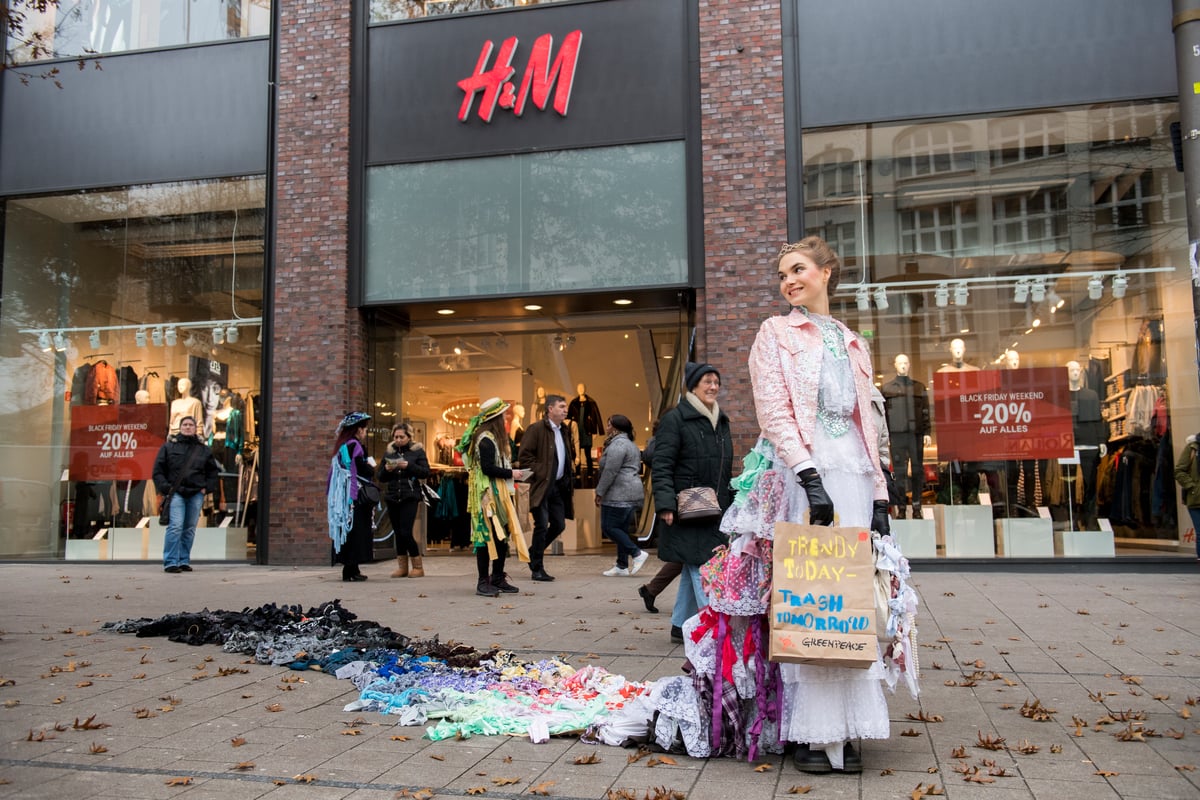 Trash Queen Promotes "Buy Nothing Day" on Black Friday in Hamburg. © Bente Stachowske