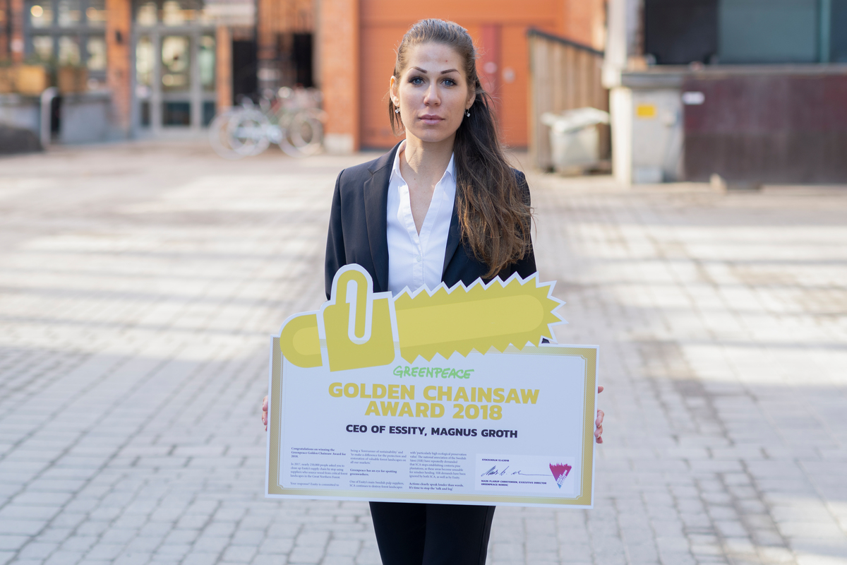 Essity awarded the Golden Chainsaw Award 2018 © Christian Åslund / Greenpeace