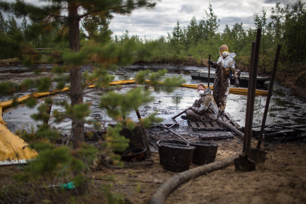Volunteers clean up an oil spill in the Komi Republic © Greenpeace Volunteers clean up an oil spill in the Komi Republic © Greenpeace © Denis Sinyakov / Greenpeace