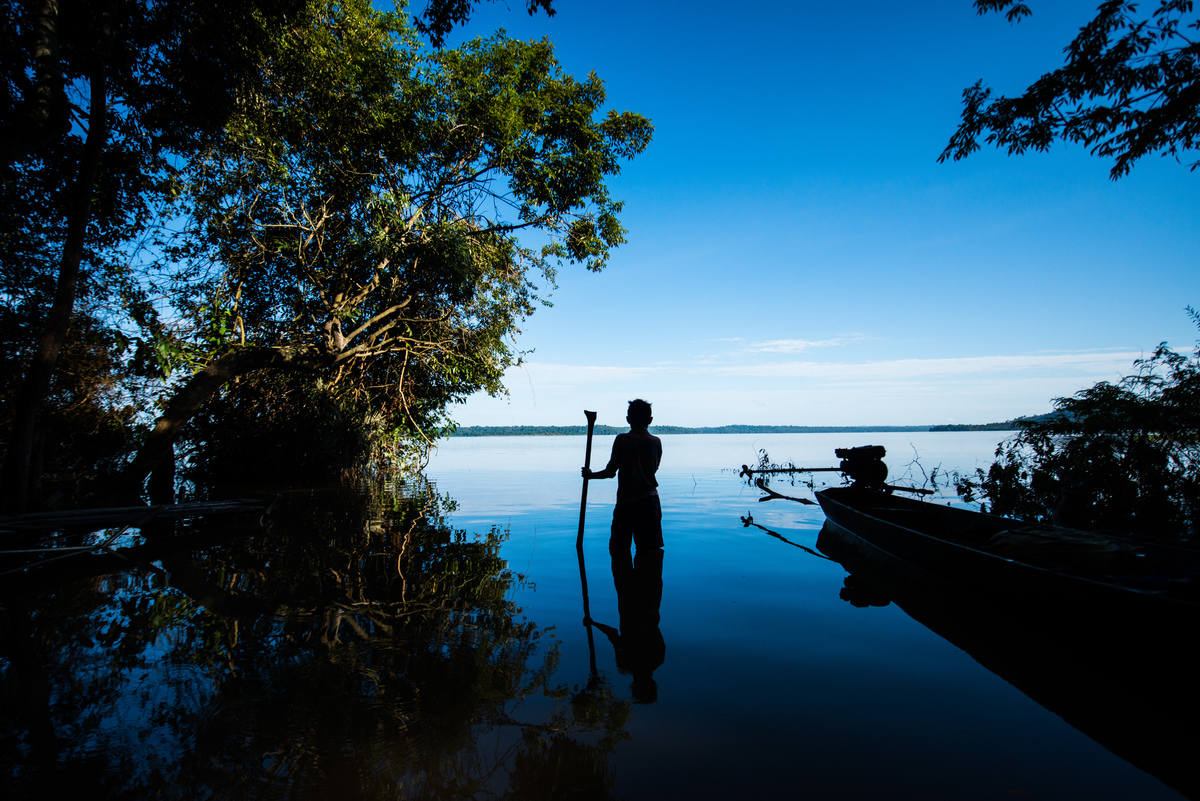 A Munduruku in the Tapajós River, in the Amazon rainforest. © Valdemir Cunha / Greenpeace A Munduruku in the Tapajós River, in the Amazon rainforest. © Valdemir Cunha / Greenpeace