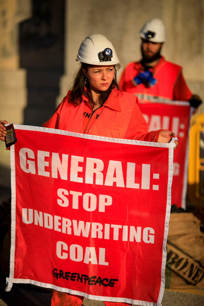 Coal Action at Generali Annual Meeting in TriesteIn azione a Trieste all'assemblea degli azionisti di Assicurazioni Generali © Lorenzo Moscia / Greenpeace