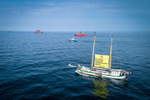 Worlds first floating nuclear power plant bound for arctic © Christian Åslund / Greenpeace