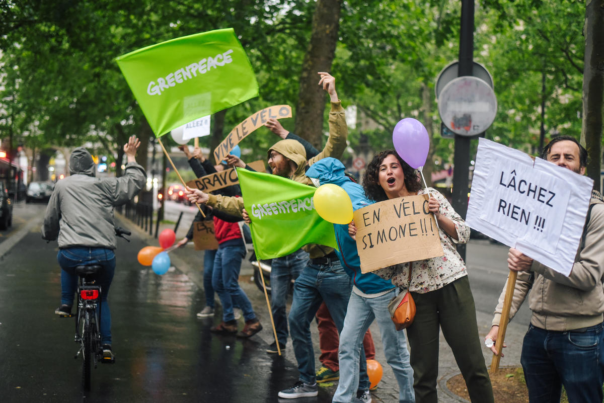 Cheerleading Activity to Promote Clean Air Now Campaign in Paris © Lucas Barioulet / Greenpeace