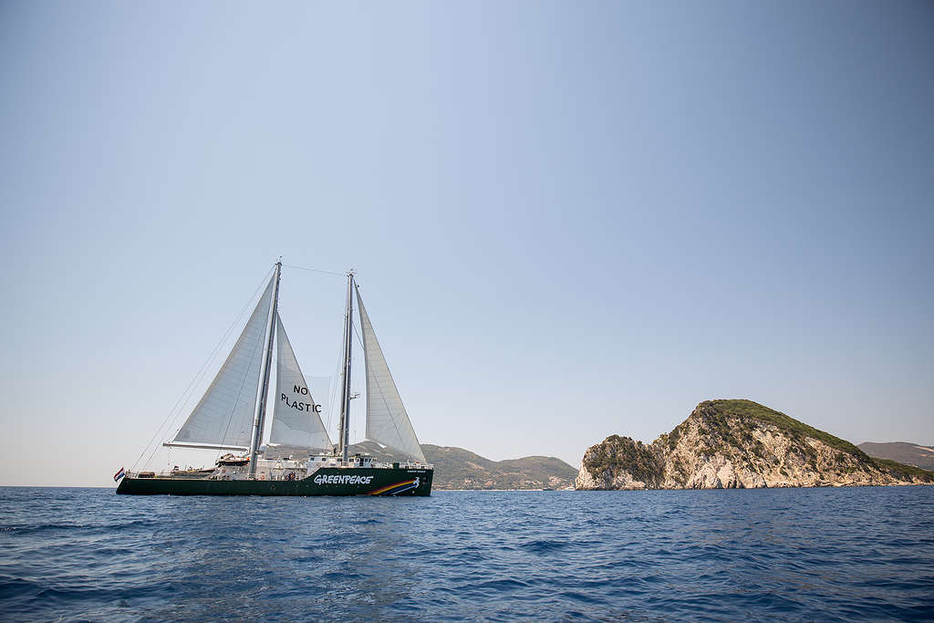 Rainbow Warrior in Zakynthos © Constantinos Stathias / Greenpeace