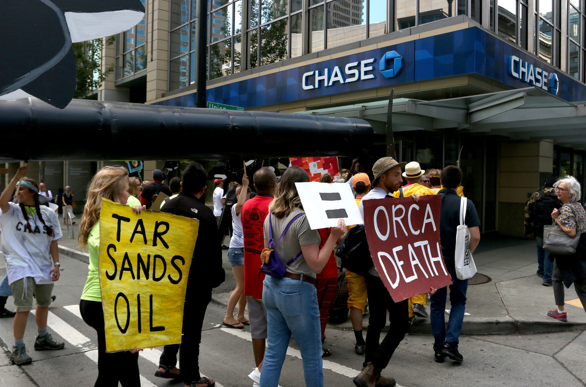 JP Morgan Chase Art Visit in Seattle © Marcus Donner / Greenpeace