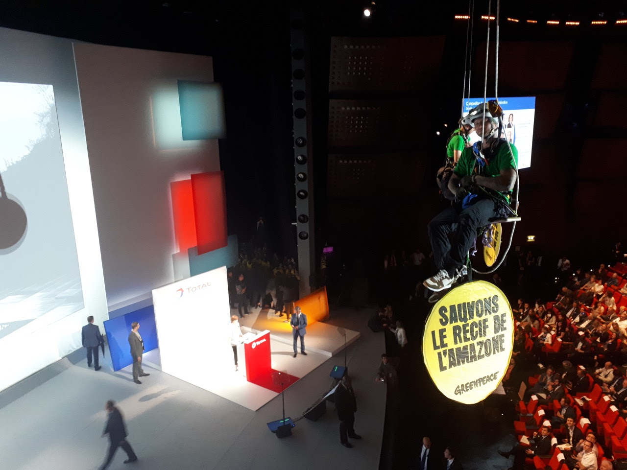 Peaceful activists Interrupt Total AGM in Paris © Greenpeace / ANV COP-21