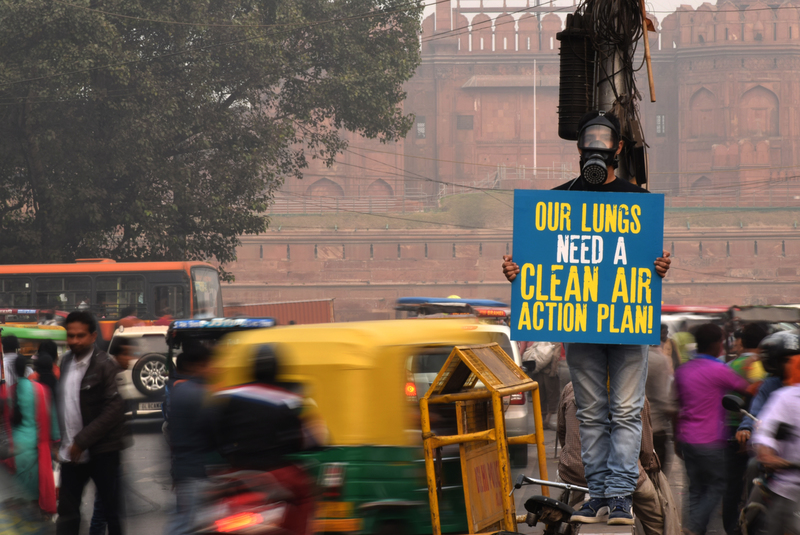 Greenpeace activist holds a placard © Saagnik Paul / Greenpeace