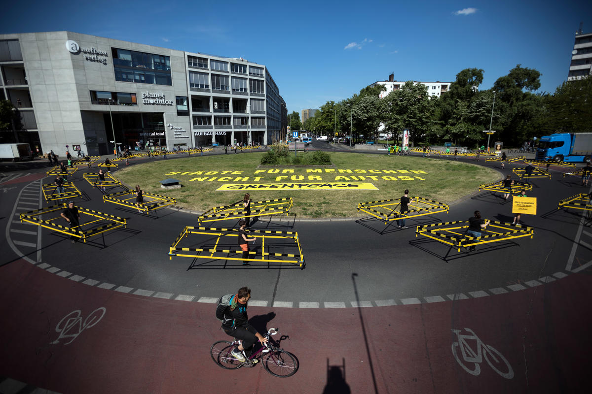 Action against Cars with Walkmobiles in Berlin © Gordon Welters / Greenpeace