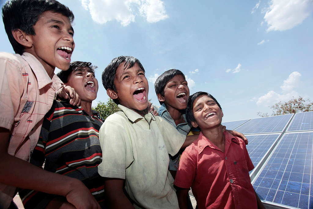 Solar panel installation India © Peter Caton / Greenpeace