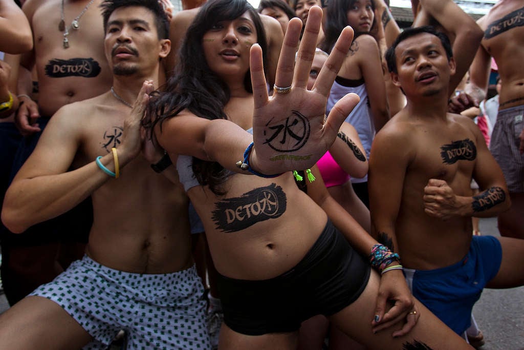 "Detox" Striptease in Bangkok © Athit Perawongmetha / Greenpeace