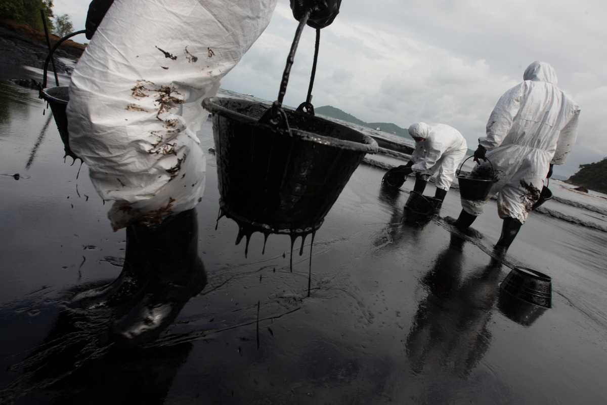 Permaculture farm in Bulgaria © Ivan Donchev / Greenpeace Rescue workers and local volunteers attempt to clean up the oil spill at Ao Phrao beach in Ko Samet, Rayong Province. (2013) . © Roengrit Kongmuang / Greenpeace