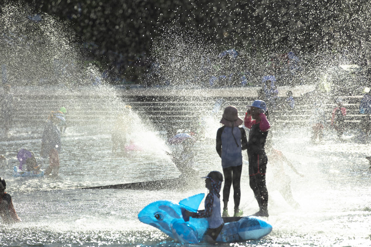 Children play in the water at the park on Han riverside to escape the extreme summer heat. © Soojung Do / Greenpeace