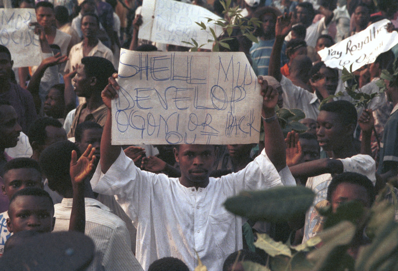 Crowds demonstrate against Shell gas flaring in Nigeria. © Tim Lambon / Greenpeace