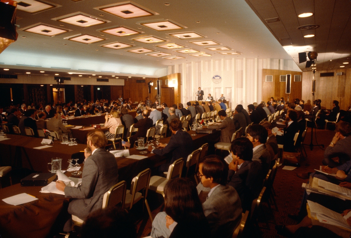 IWC conference 1981. Brighton, UK. © Greenpeace / Pierre Gleizes