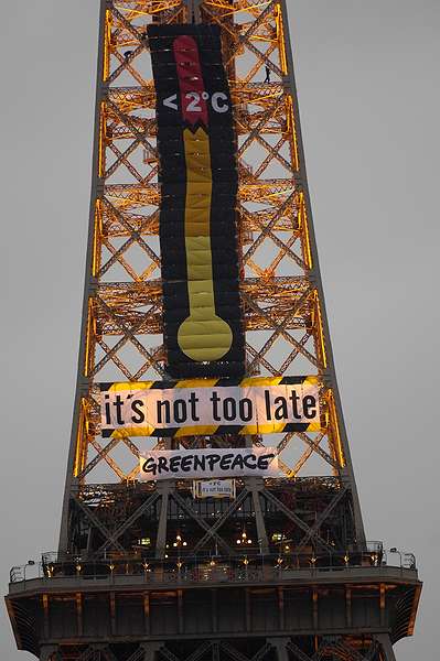 Eiffel Tower Climate Banner © Greenpeace / Pierre Gleizes