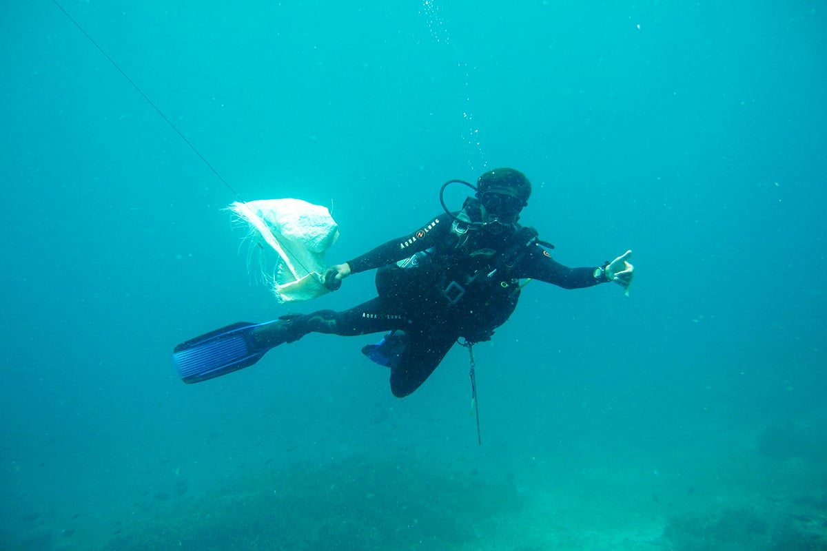 Collecting Plastic Waste on a Dive © Torben Lonne