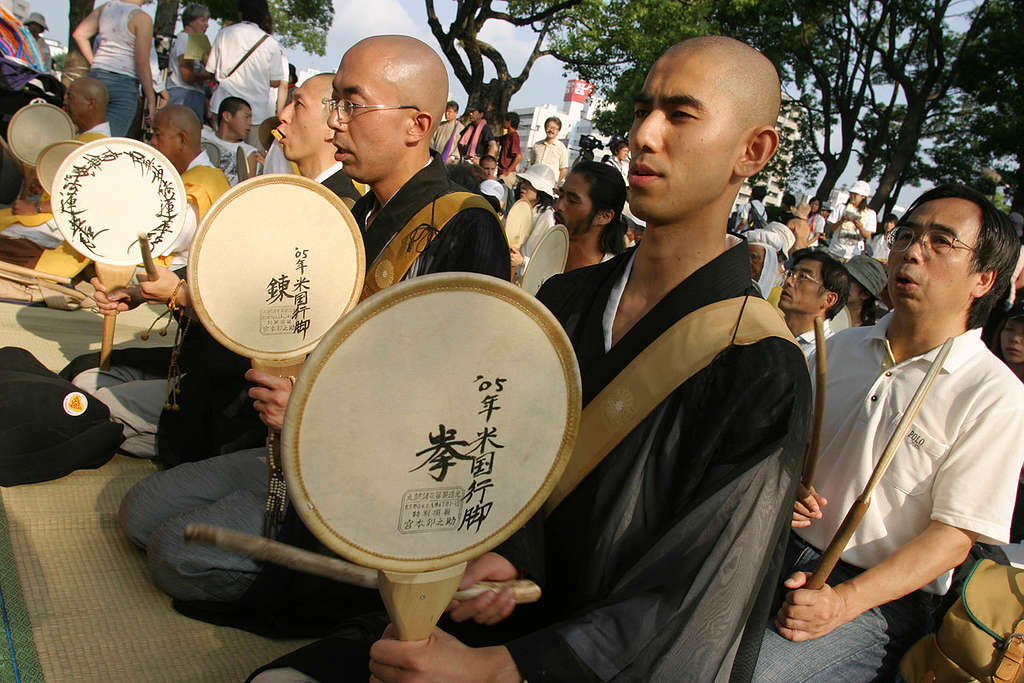 Praying Monks - Hiroshima Atomic Bombing 60th Anniversary. Japan 2005 © Jeremy Sutton-Hibbert / Greenpeace 