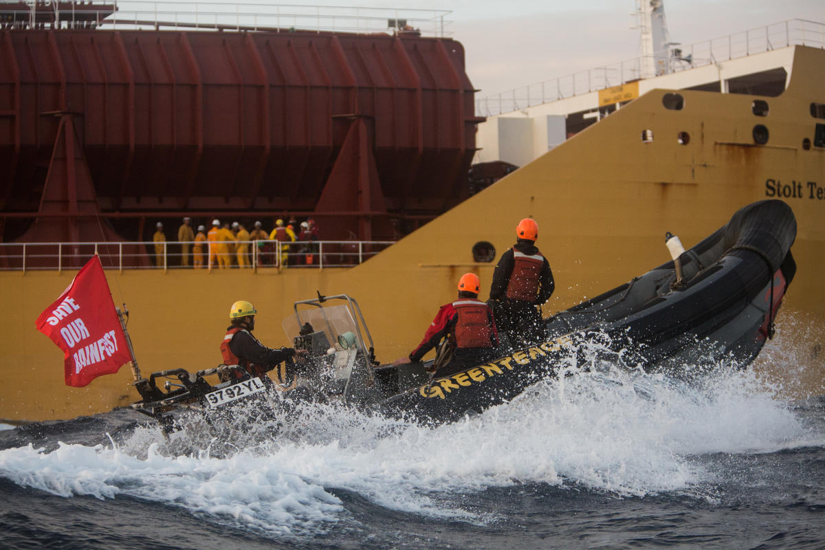 Crew members of the Stolt Tenacity tanker ship confront six Greenpeace volunteers © Jeremy Sutton-Hibbert / Greenpeace