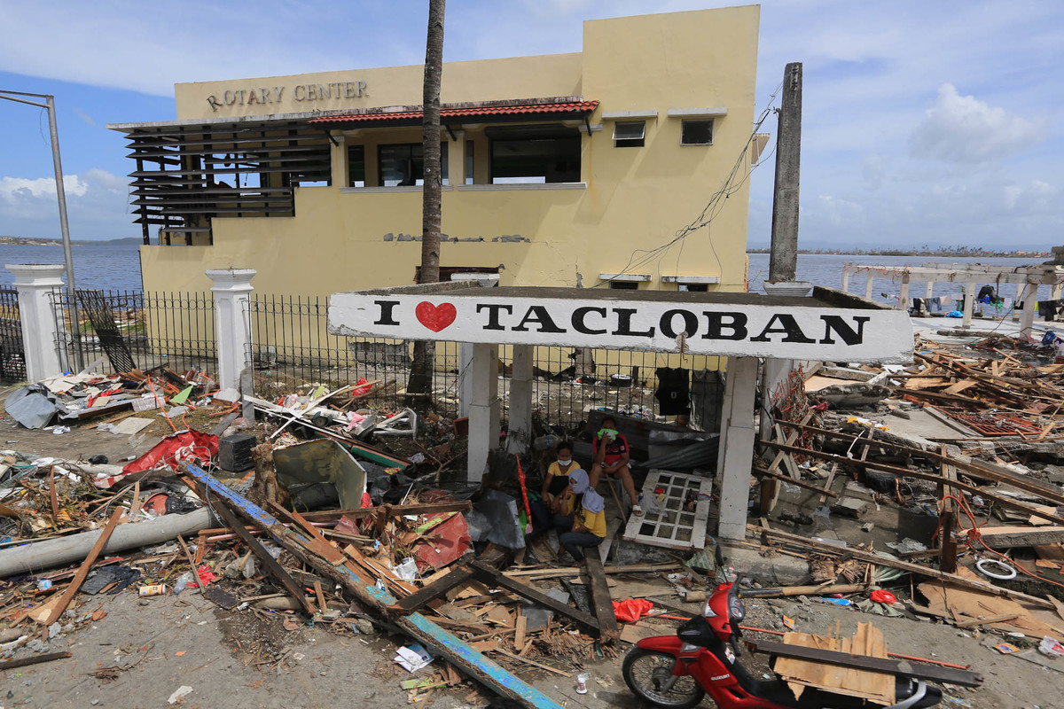 Aftermath of Typhoon Haiyan in the Philippines. © Matimtiman