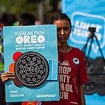 Greenpeace volunteers with placards ask members of the public to urge the makers of Oreo, Mondelēz, one of the world’s biggest brands, to drop their suppliers of dirty palm oil. This is a Greenpeace campaign event at a Car Free Day event at Hotel Indonesia roundabout in Jakarta.