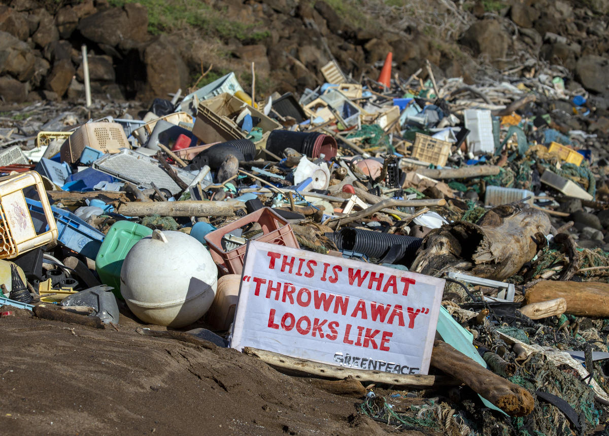 Plastic clean up on Kaho'olawe. © Tim Aubry